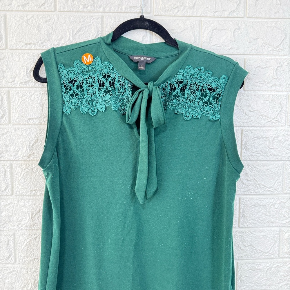 Banana Republic. Size M. Green Lace Detail Women's Top